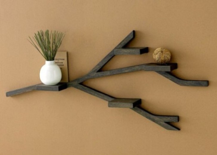 6. A shelf that mimics a tree branch is a solution suitable for many types of houses.