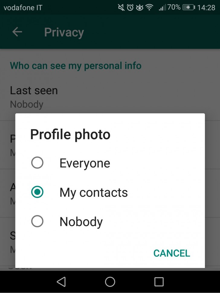 2. Sapevi che puoi decidere chi può vedere la tua foto profilo su WhatsApp? Seleziona l'opzione che desideri cliccando su Impostazioni > Account > Privacy.