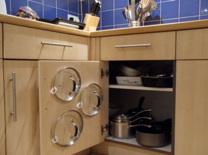14. Using adhesive hooks is an unbeatable idea for storing pot covers without occupying kitchen shelves!