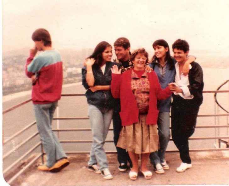 4. Mein Cousin (links) taucht auf einem Familienfoto seiner späteren Frau während einer Reise nach Rio de Janeiro auf. 7 Jahre bevor er sie kennenlernte