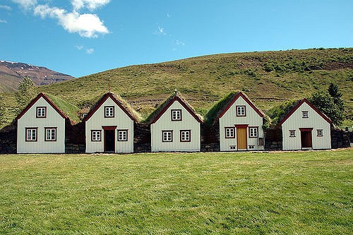 Techniques de construction des maisons islandaises: tourbe, basalte et bois....
