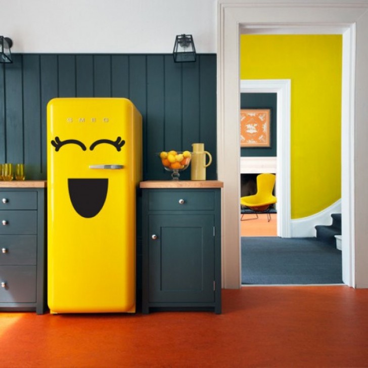 4. Potete sfruttare il frigorifero per aggiungere una nota di colore e di simpatia: ecco un'idea davvero carina!