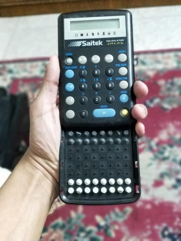 Calculatrice avec échiquier attaché, pour calculer tous les déplacements.