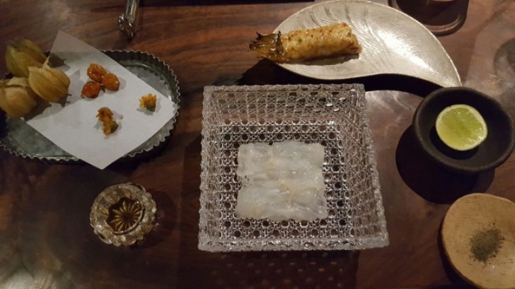 Steinbutt in zwei Versionen: Einer als Sashimi und einer gegrillt, begleitet von einer leichten glasierten Sojasauce und den Blättern der Kapstachelbeere. 