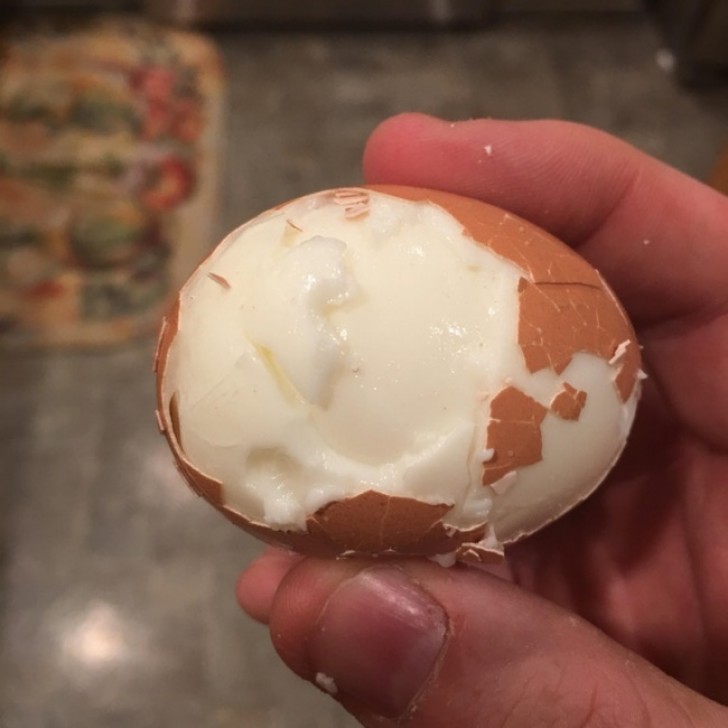 Wanneer je een ei afpelt en dit gebeurt.