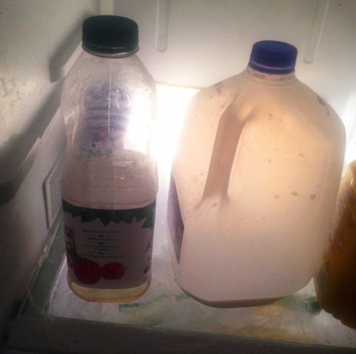 "Mijn zus zet de flessen altijd vrijwel leeg in de koelkast, zodat zij ze niet weg hoeft te gooien".