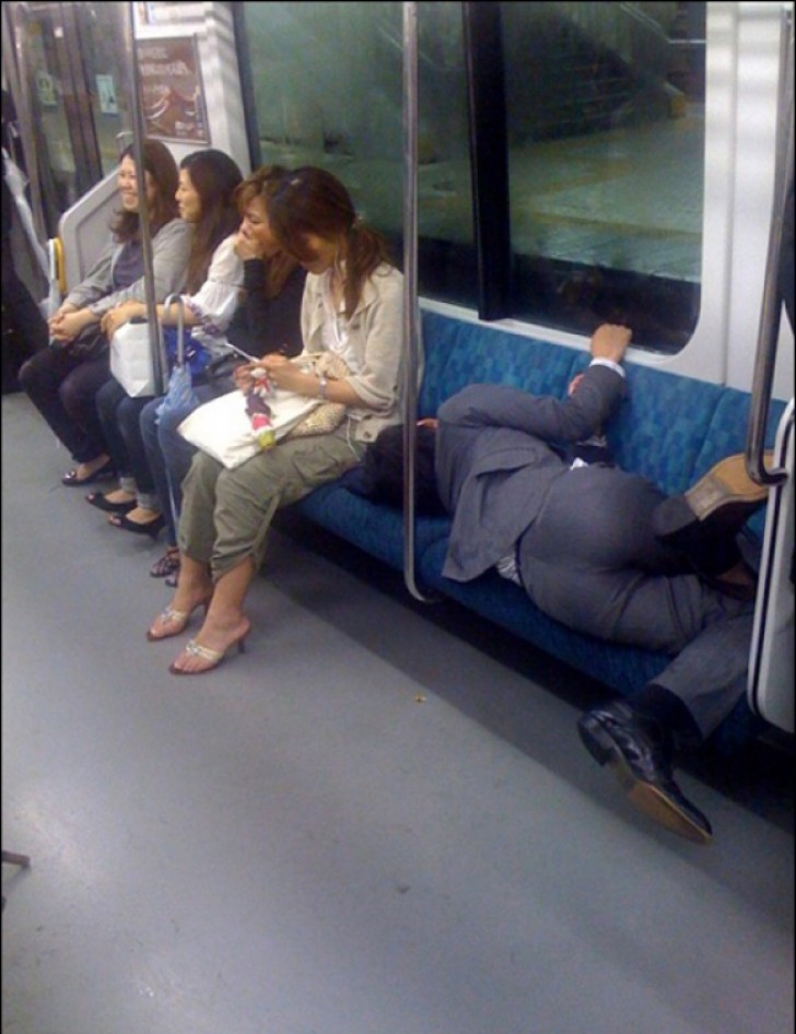 Wer sagt dass man in der U-Bahn nicht ganz bequem schlafen kann?