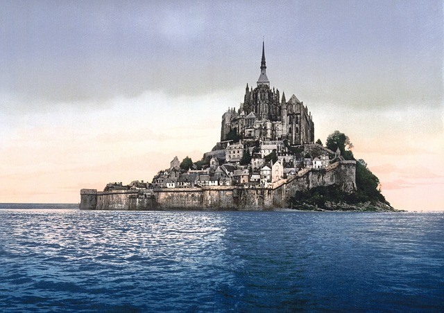 Si tratta di un fenomeno che accade ogni 18 anni: prima del 2015, una marea aveva sommerso le vie d'accesso al Mont Saint-Michel nel 1997.