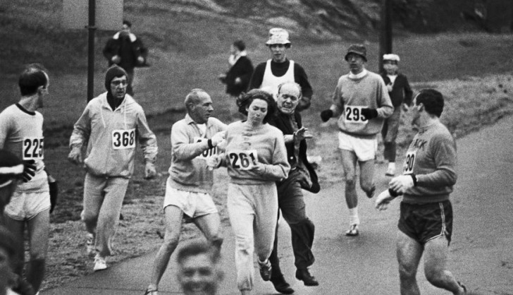 Kathrine Switzer ist der Name der ersten Frau, die offiziell am Boston Marathon teilnahm , mit offizieller Startnummer