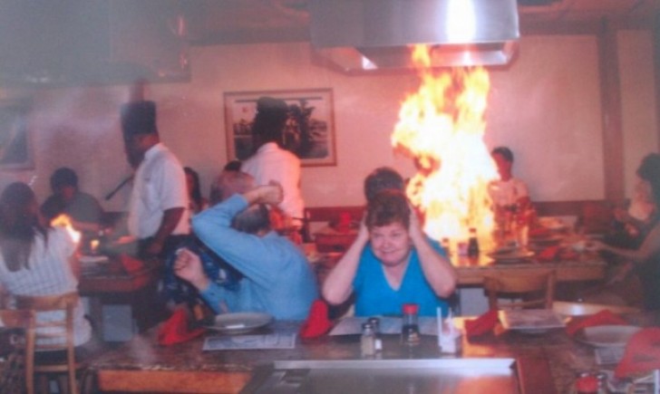 Två morföräldrar fotograferade under sin första middag på en japansk restaurang.