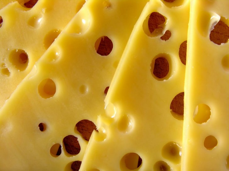 11. Le fromage est officiellement la nourriture la plus volée au monde: 4% du fromage produit chaque année disparaît à cause des vols.