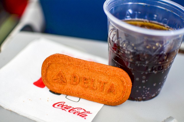 3. La nourriture qu'on mange en avion n'est pas très savoureuse car l'odeur et le goût sont réduits de 30 % en raison de la pressurisation de la cabine et de l'altitude.