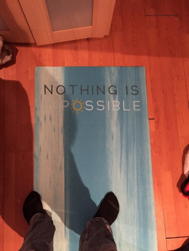 24. Ce tapis de yoga est par inadvertance pessimiste: Rien n'est (im)possible.