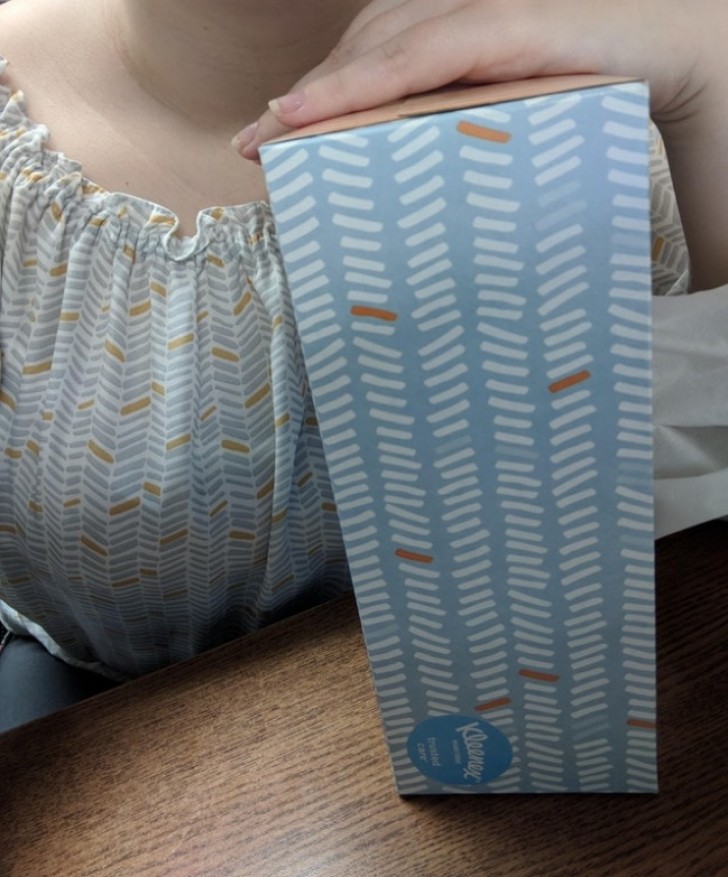 La confezione della scatola di fazzoletti ha la stessa fantasia della maglia.
