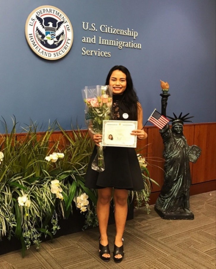10. Na 7 jaar, is ze officieel een Amerikaans burger!