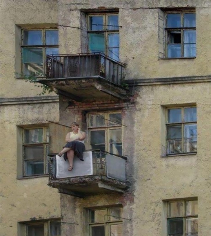 Peu importe ce que pense le quartier: Juliette attend Roméo sur son balcon.