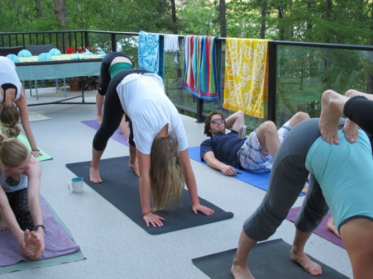 Le yoga détend vraiment, comme en témoigne la position de cet homme sur la photo!
