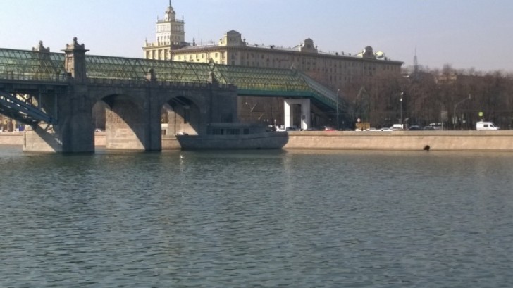 The shadow of the bridge simulates the profile of a boat, but after looking closer you will notice the masterful trick.