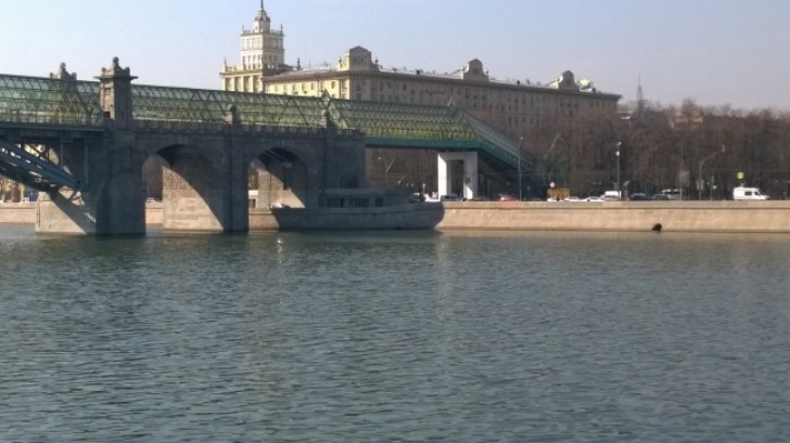 L'ombra del ponte simula il profilo di una barca, ma guardando più da vicino vi accorgerete dell'inganno magistrale.