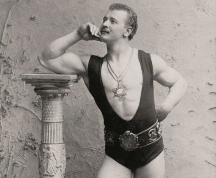 1900: L'image du premier bodybuilder moderne Eugen Sandow était un idéal de beauté inhabituelle mais très appréciée.