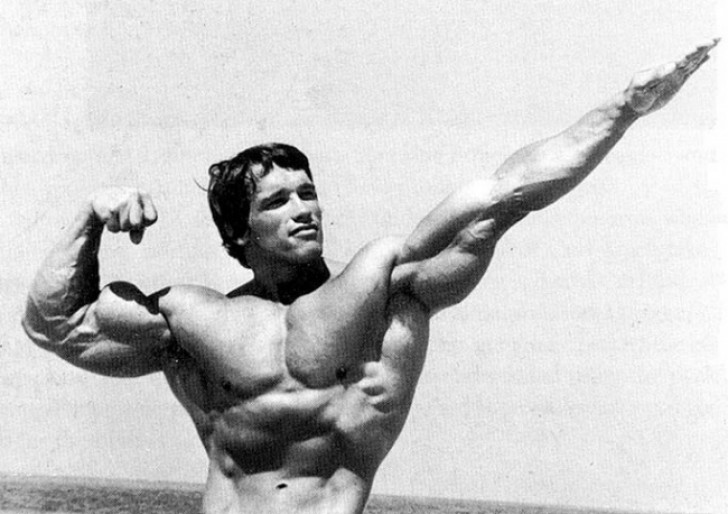 Alors que certains portaient des pantalons pattes d’éléphant, Arnold Schwarzenegger ramène le modèle de bodybuilder à la mode dans les années 1970.