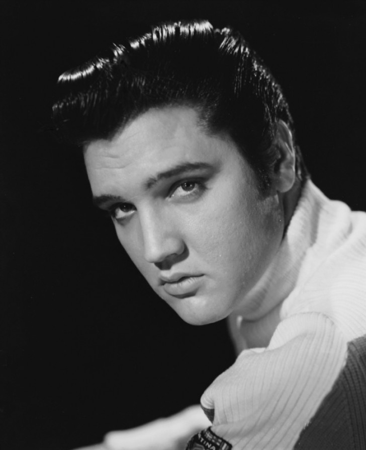 Dans les années 1950, la figure d'Elvis Presley révolutionne tout: sa beauté audacieuse et sensuelle est quelque chose de jamais vu auparavant.