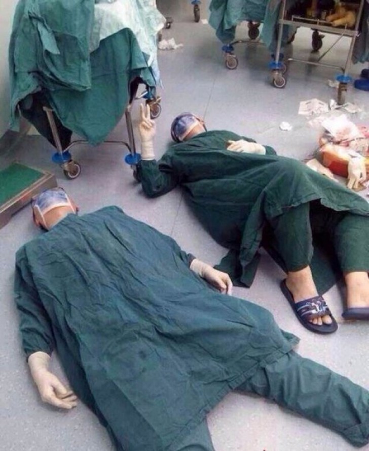 10. Zwei Chirurgen, erschöpft von einer 32 stündigen Gehirn-OP