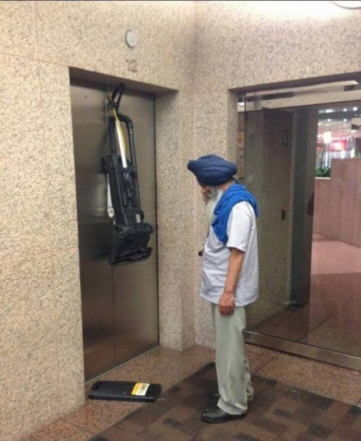 Wenn der Aufzug sich dazu entscheidet deinen Staubsauger mitzunehmen...