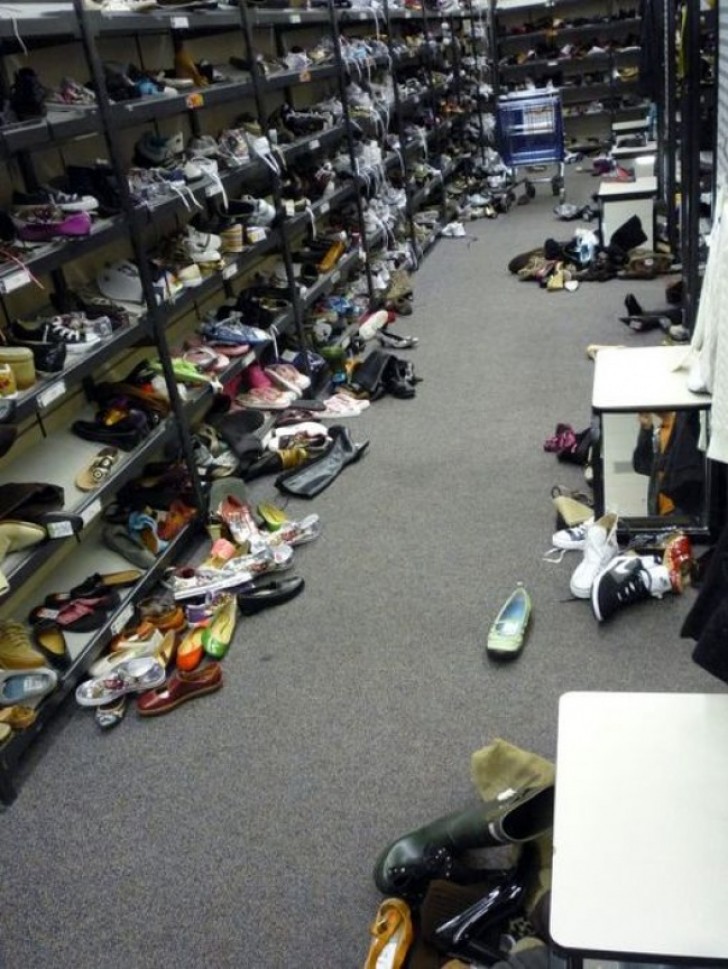 A quoi ressemble un magasin de chaussures à la fin de la journée de soldes? A ça..