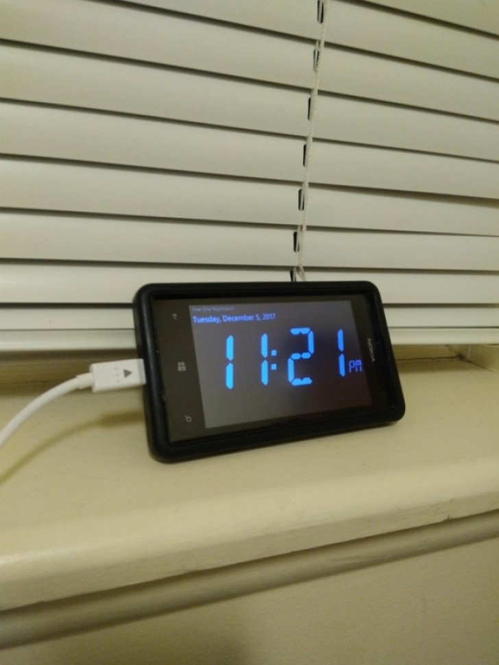 Have you ever thought about using old smartphones as alarms?