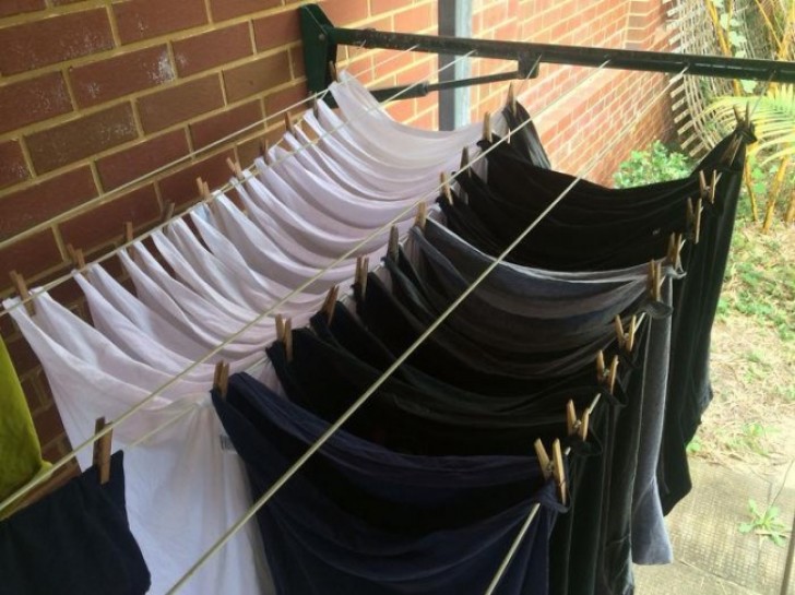 If the space available for hanging clothes is not enough, try hanging them using this technique!