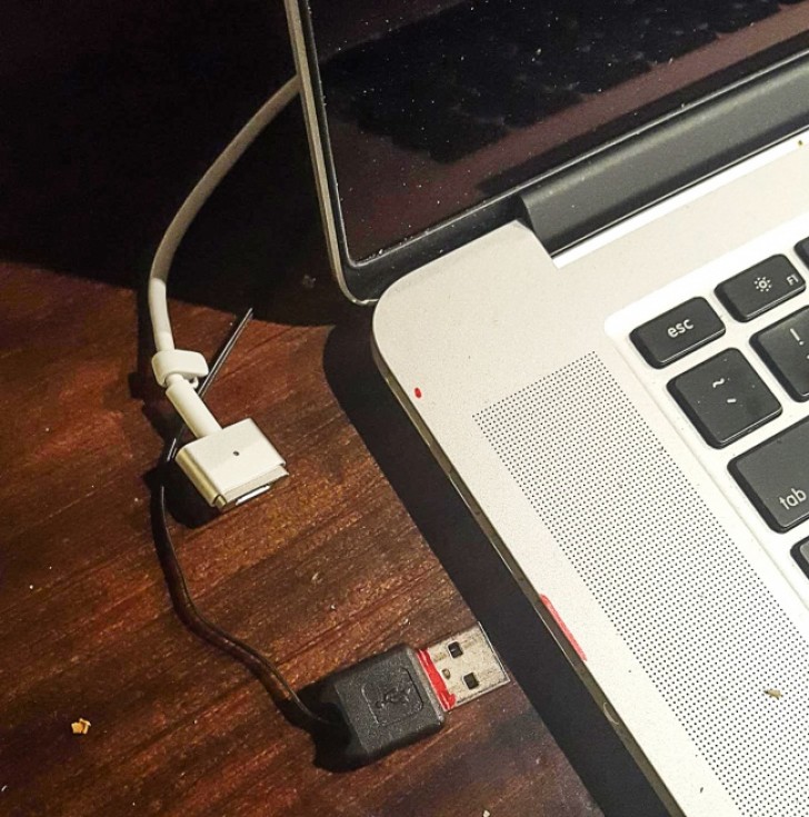Warum verschwendet ihr Zeit damit den USB-Anschluss zu ertasten, wenn man ihn einfach markieren kann?