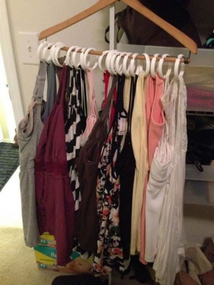 Een hangertje voor elke jurk of onderjurk zou teveel ruimte in beslag nemen: dat los je met deze truc op!