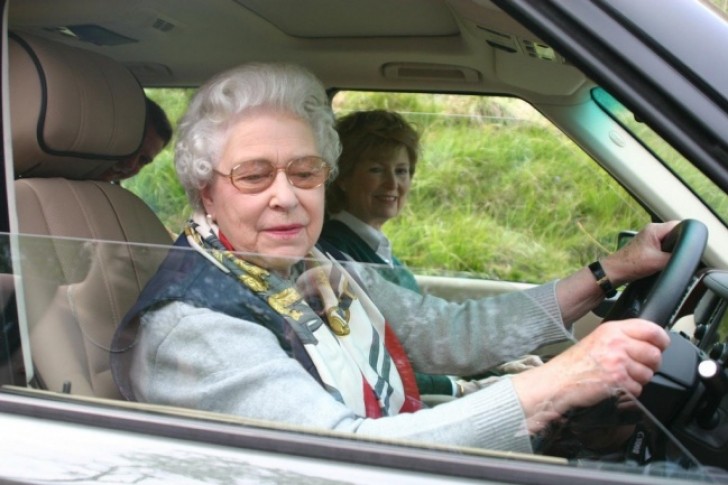 Nientemeno che la Regina d'Inghilterra mentre si ferma con l'auto per scambiare due parole con i passanti.