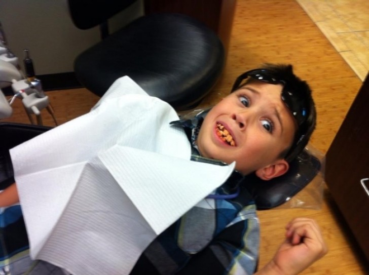 Cet enfant attendait avec impatience le moment pour faire une blague chez le dentiste!