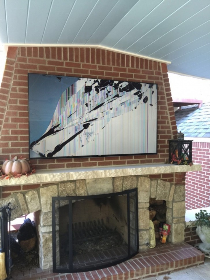 Jag lät min farbror tro att jag hade krossat hans TV medan han var på semester ... Elakt av mig!
