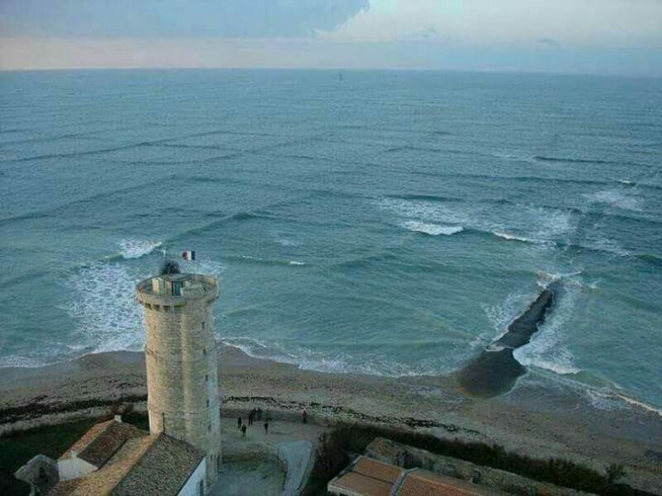 The Isle of Ré is located at the point of intersection between two different seas.