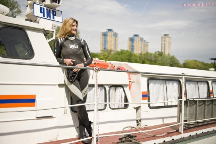 De enige vrouwelijke reddingsduiker in Moskou.