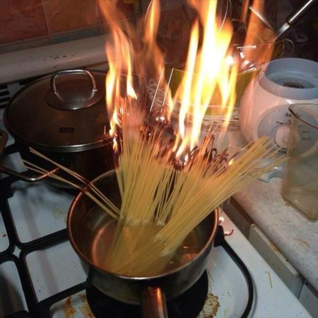 Quand on cuisine un plat de spaghetti, l'extincteur doit être à portée de main.