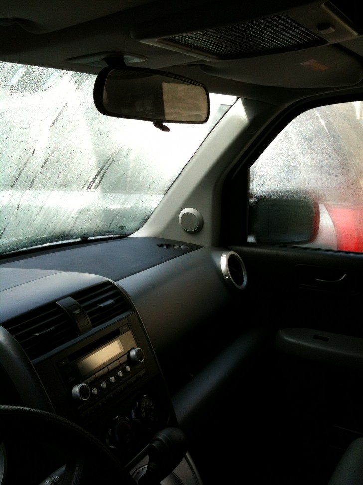 5. Toujours pour les vitres pleines de buée, remplissez une chaussette de litière pour chat et laissez la dans la voiture: elle absorbera efficacement l'humidité.