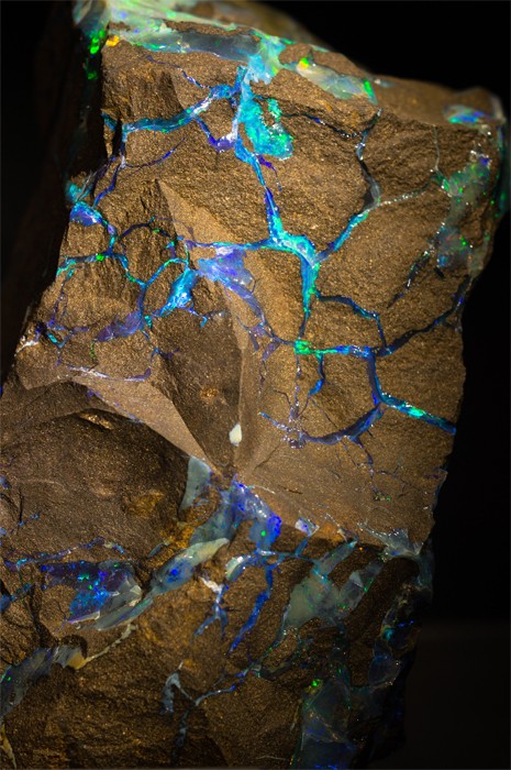 Insenature di opale all'interno di una roccia ferruginosa.