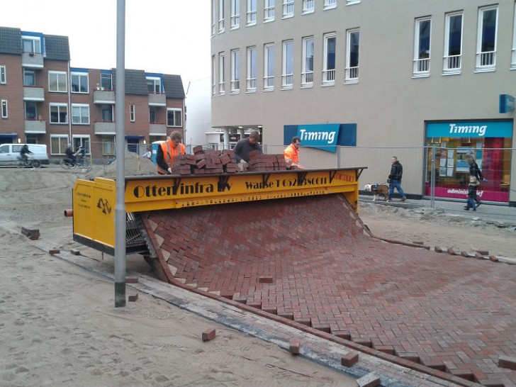 Comment sont construites les routes en brique aux Pays-Bas.