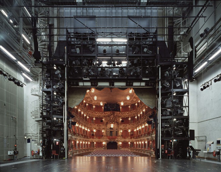 Zuschauerraum eines Theaters von der Bühne aus gesehen