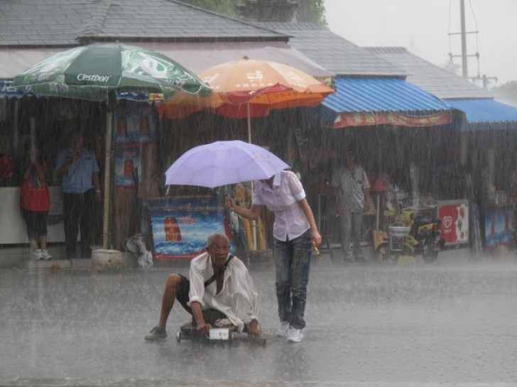 1. Un geste de gentillesse lors d'un orage en Chine