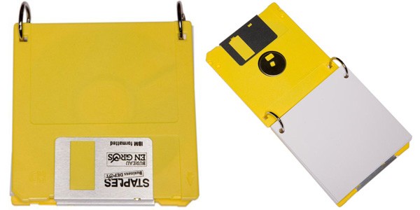 Un'agenda creata con due floppy disk.