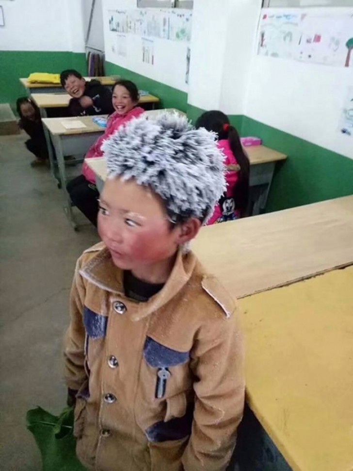 Cet enfant a marché 5 km à pied dans le gel pour aller à l'école: voici dans quel état il est arrivé en classe, le pauvre! :-(