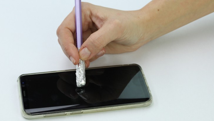 13. L'écran tactile réagit à l'aluminium! Appliquez du papier aluminium à l'extrémité d'un crayon et utilisez-le comme plume.