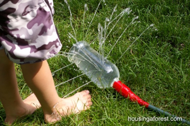 3. Pour arroser la pelouse ou pour créer un jeu pour les enfants, vous pouvez utiliser une simple bouteille avec des trous. La pression de l'eau fera le reste!