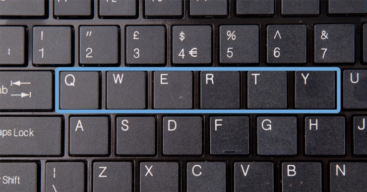 La tastiera che usiamo, con le lettere disposte in quel preciso modo, si chiama qwerty.