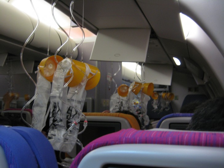 4. Combien de temps dure l'apport en oxygène prévu par les masques au-dessus de chaque siège?